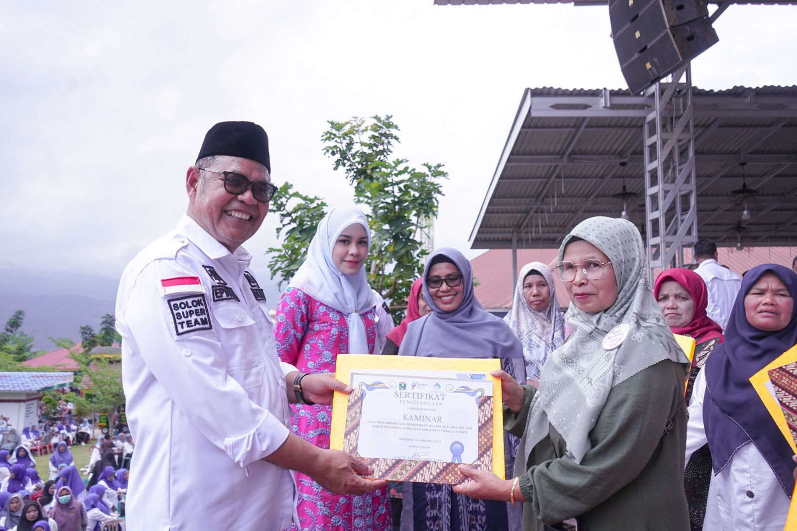 Bupati  Solok Epyardi Asda menyerahkan Penghargaan Bagi Kader dengan Pengabdian terlama pada masing-masing Puskesmas se-Kabupaten Solok  